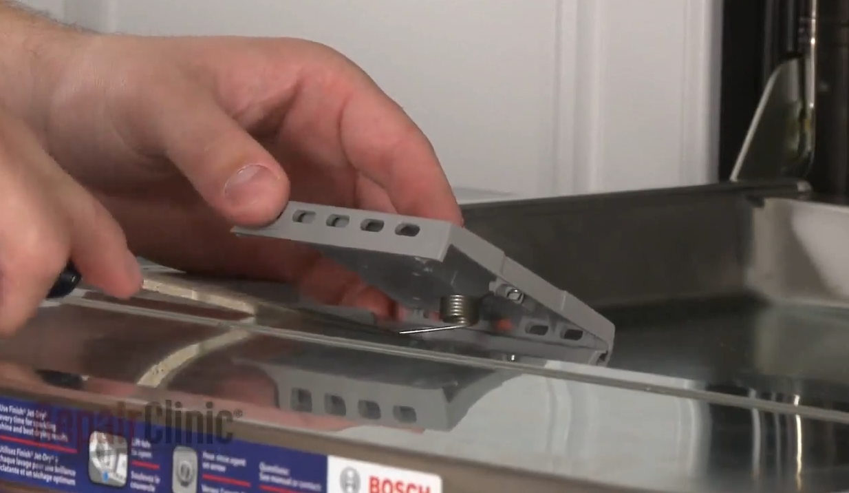Своими силами: как снять крышку дозатора моющих средств посудомоечной машины Bosch